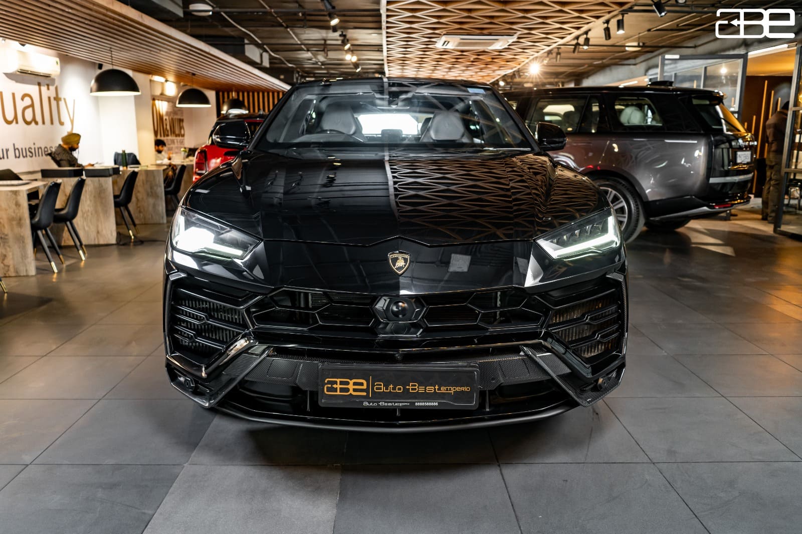Lamborghini URUS V8