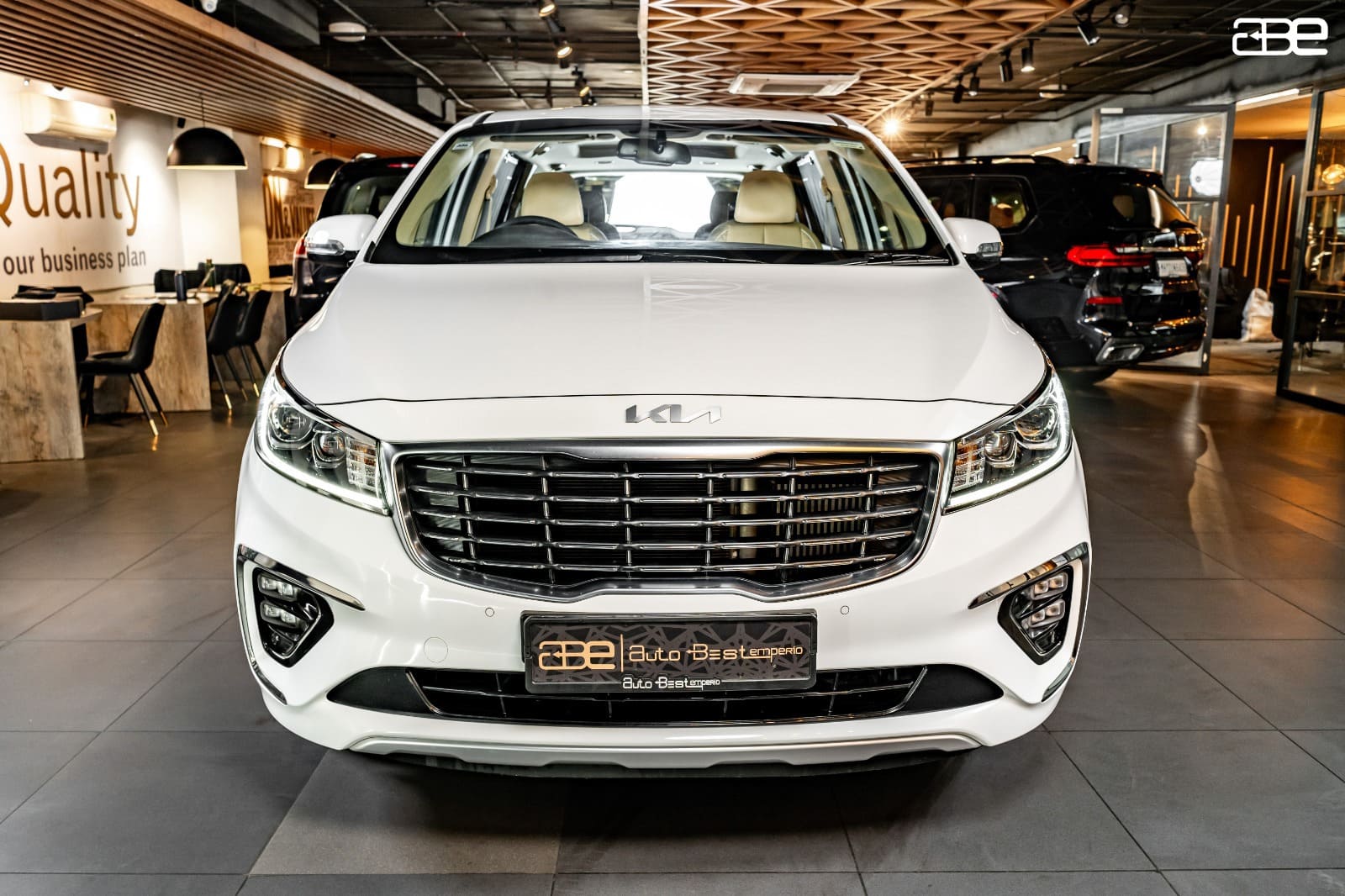 KIA CARNIVAL LIMOUSINE 7 STR